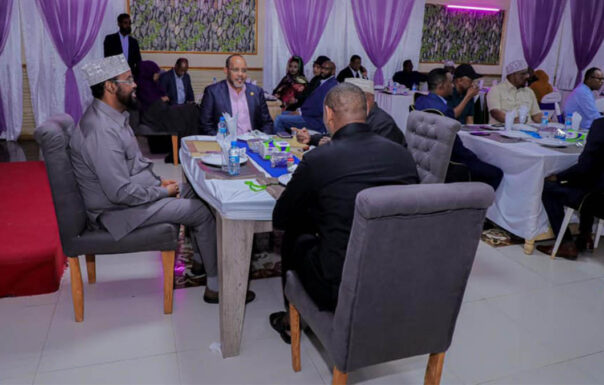 Madaxweynaha Jubaland oo Xildhibaanada & Wasiiradda Jubaland ku matala DFS ku casuumay kulan wadatashi ah