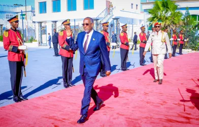 Madaxweynaha Somaliland Muuse Biixi oo u safray Jabuuti, xilli uu dalkaasi ku sugan yahay Madaxweyne Xasan Sheekh