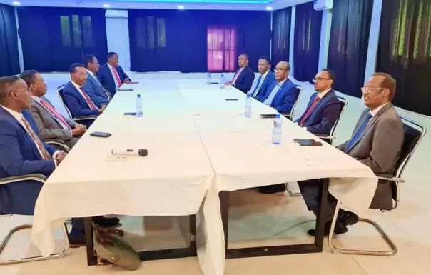 Siyaasiyiin xilal kala duwan ka soo qabtay Dowladda Soomaaliaya iyo Puntland ayaa magaalada Garoowe kaga dhawaaqay Madasha Siyaasadda Puntland.