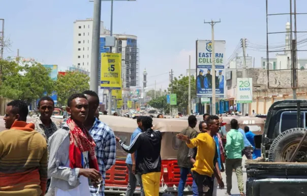 Askari katirsan ciidamada Dowladda oo Muqdisho ku toogtay darawal Mooto Bajaaj