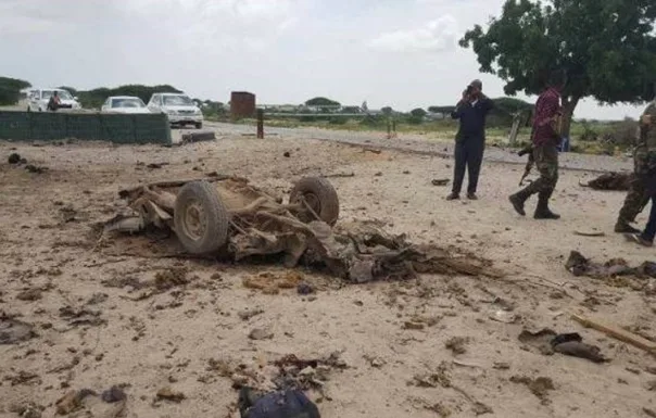 Al-Shabaab oo weeraray saldhig ay ciidamada dowladdu ku leeyihiin duleedka Kismaayo